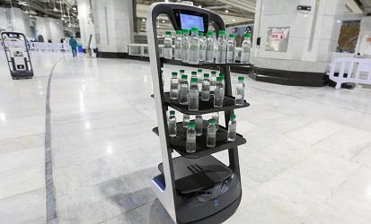 Cegah Corona, Saudi Bagikan Botol Air Zam-zam Menggunakan Robot Selama Pelaksanaan Haji